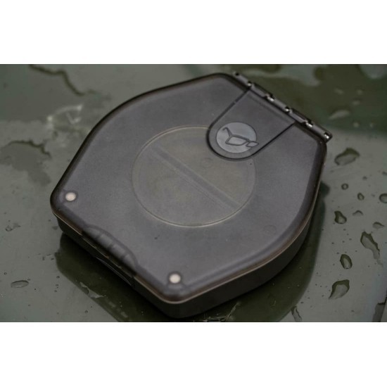 Cutie pentru varnișuri/tuburi antitangle Korda Compact Tubing Box, 9x9x2cm Cutie pentru varnișuri/tuburi antitangle Korda Compact Tubing Box, 9x9x2cm