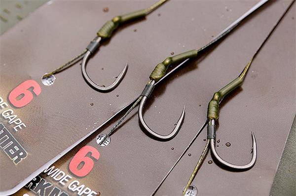 Montură Korda Carp Rig Dark Matter Wide Gape + Free Extenda Stops, Nr.4/20lbs, 1buc/blister