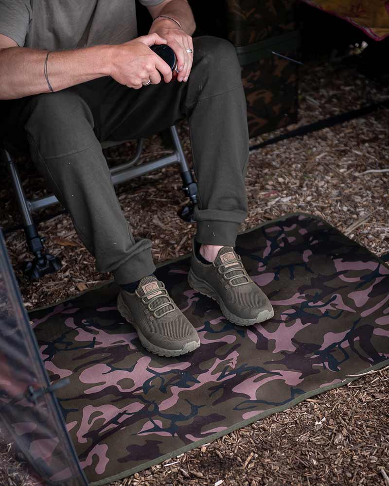 Covoraș pentru cort Fox Camolite Bivvy Mat XL, 100cm x 62cm