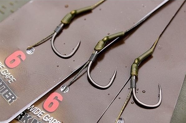 Montură Korda Carp Rig Dark Matter Wide Gape + Free Extenda Stops, Nr.10/15lbs, 1buc/blister
