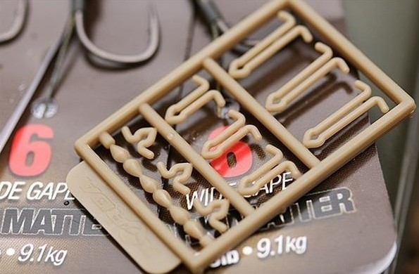 Montură Korda Carp Rig Dark Matter Wide Gape + Free Extenda Stops, Nr.10/15lbs, 1buc/blister
